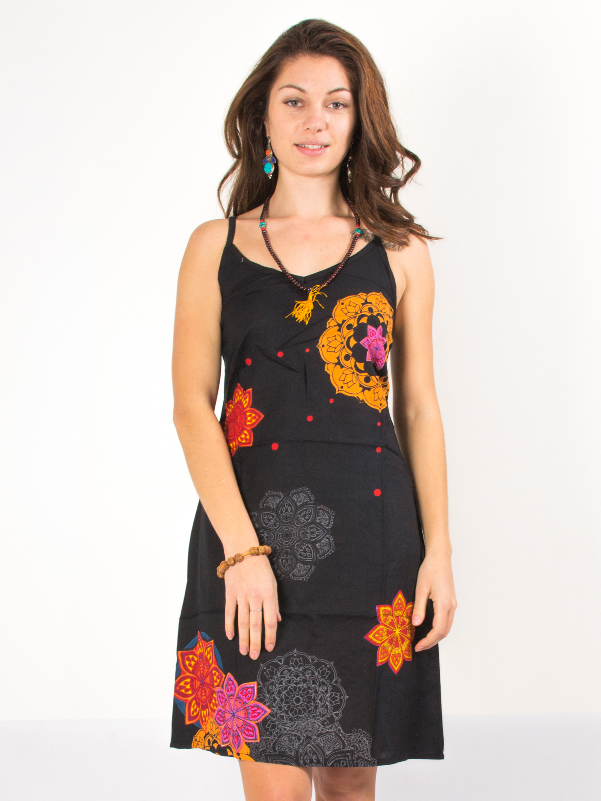  Robe noire à fine bretelles et motif mandala