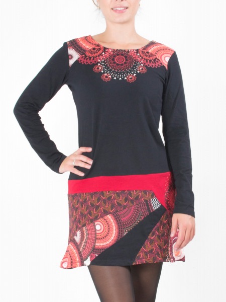 Robe noire taille basse et manches longues à motif ethnique rouge